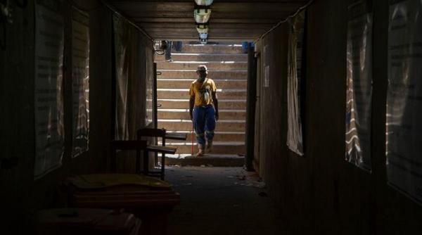 peste 500 persoane ostatice mina aur africa de sud