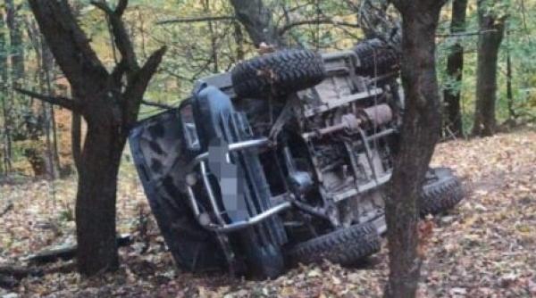 Accident fatal: Un tânăr a murit după ce s-a răsturnat cu mașina într-o pădure din Argeș