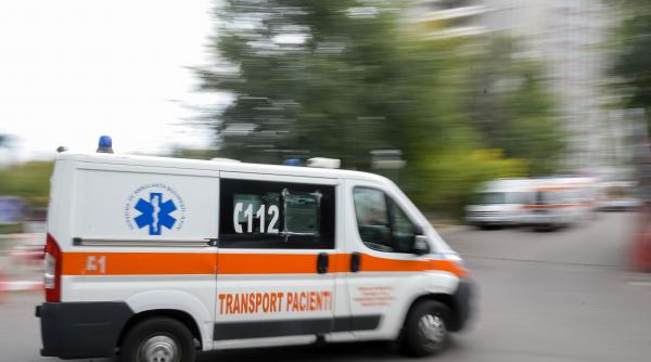  Intervenție de urgență după ce un bărbat a fost blocat ore în șir într-o balotieră