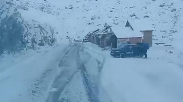 Viscol și zăpadă la munte! Se circulă în condiții de iarnă pe Transfăgărășan și Transalpina