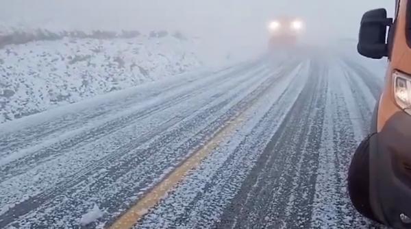 Transalpina, acoperită de zăpadă înghețată. Drumarii au intervenit de urgență