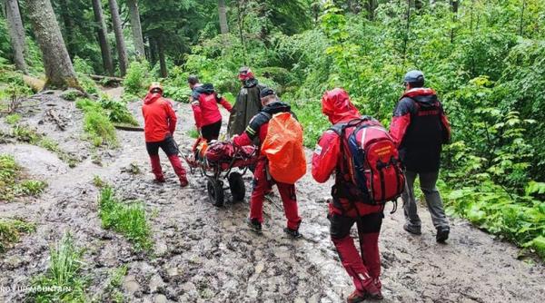 Familie rămasă blocată în zăpadă, salvată de jandarmii montani