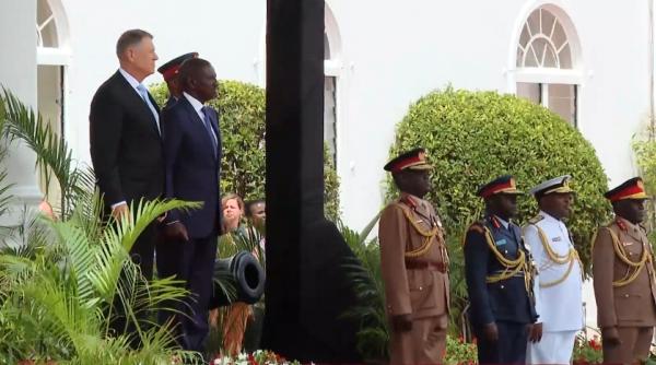 Primele imagini cu Iohannis în Africa: Președintele României, primit de omologul kenyan la State House Nairobi