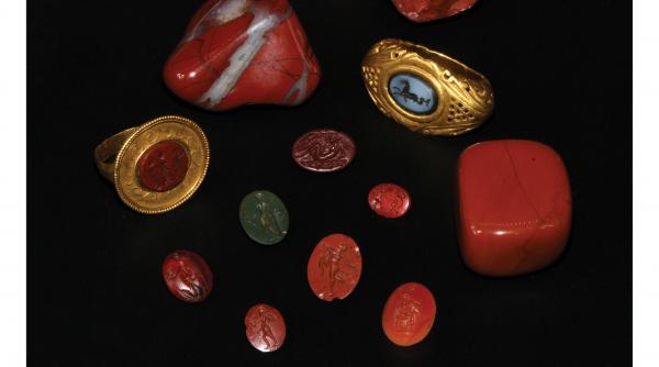 invitatie la vernisajul unei expozitii care dezvaluie secretele gemelor antice bijuterii in antichitatea greco romana etalate la palatul sutu