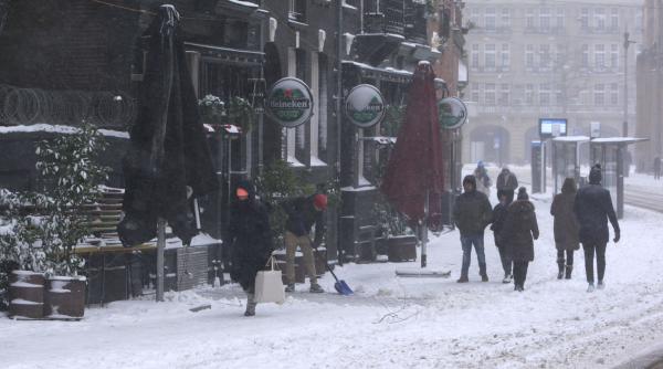 atentie unde calatoriti sute de zboruri anulate pe aeroportul schipol din amsterdam
