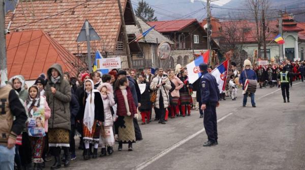 colinde pietrosita moroeni