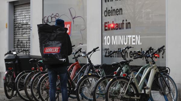 poveste curier roman germania sefii tateaza angajatii animale