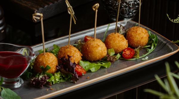 chiftele din piept de pui cu ierburi aromate la cuptor