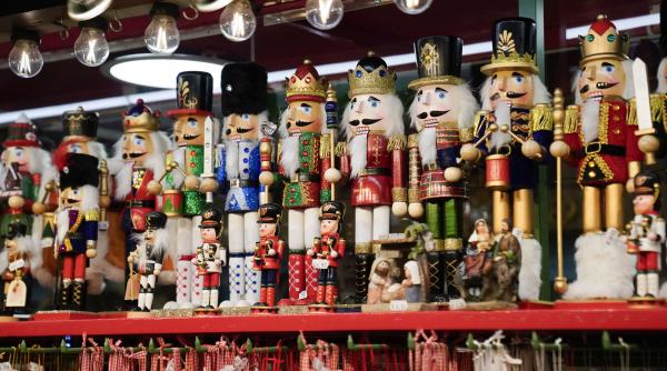 traditie spargator nuci craciun spirite rele noroc protectie camin