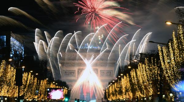 arcul de triumf paris iluminat