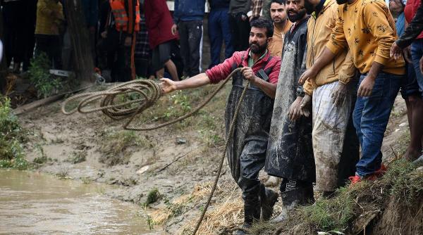 barbati inarmati deschis focul sateni nord estul indiei