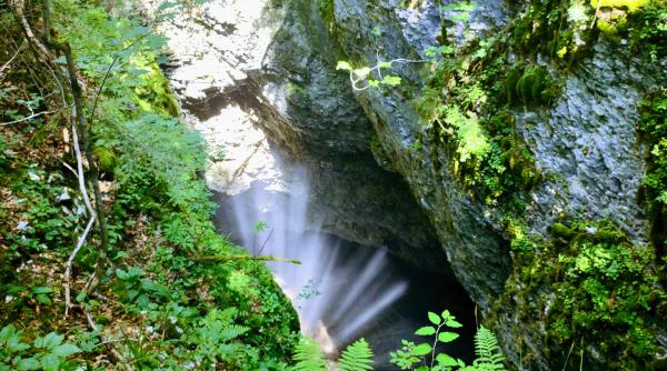fenomen spectaculos muntii apuseni ghetar arde soare