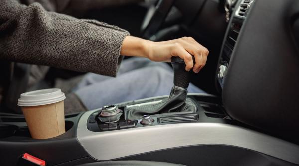 cum poti avea grija de o masina cu transmisie manuala