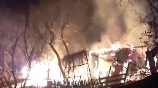 un batran imobilizat la pat a ars de viu in propria casa