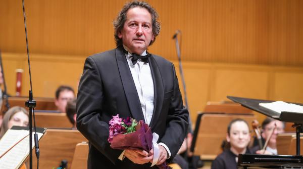 din s u a la bucuresti dirijorul radu paponiu la pupitrul orchestrei nationale radio