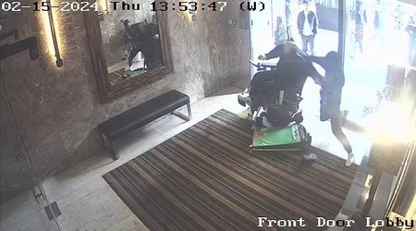 bataie curier amazon manager cladire notting hill colete