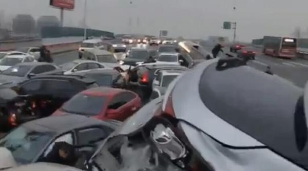 carambol 100 masini autostrada acoperita gheata china