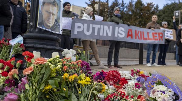 trupul navalnii predat mamei