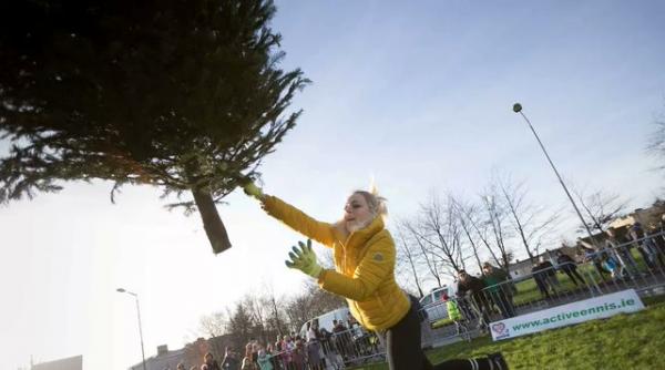 femeie invalida fals concurs aruncat brazi prinsa