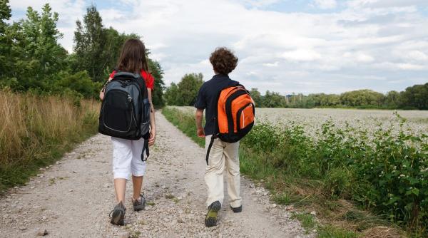 sprijina un copil din mediul defavorizat sa nu renunte la scoala