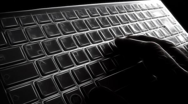 ofiter armata americana acuzat distribuit materiale razboi site intalniri