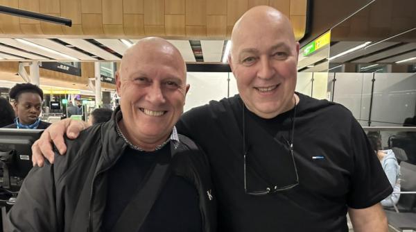 doi oameni identici intalnire aeroport