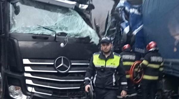 impact devastator doua camioane trafic blocat soferi spital