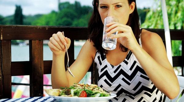 bautura oferita gratis clienti restaurante baruri