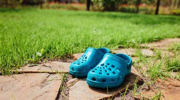 cum sa porti crocs la toate tinutele tale 3 sfaturi de styling pentru femei