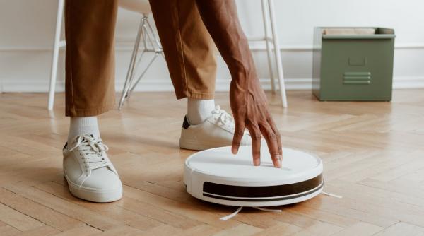 Smart cleaning 101: integrarea aspiratorului robot în rutina zilnică, pentru o casă impecabil de curată
