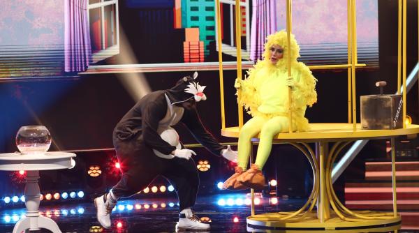 jo si liviu moment incredibil marca looney tunes pe scena te cunosc de undeva m a luat panica sa vedeti ce mi iau eu zborul cu tot cu colivia