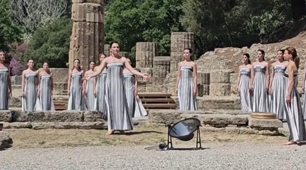 marea preoteasa aprinde flacara olimpica jo paris 2024 templu hera ritual antic