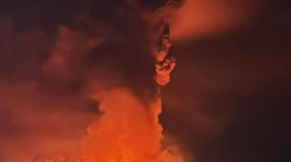 vulcan ruang erupt violent indonezia