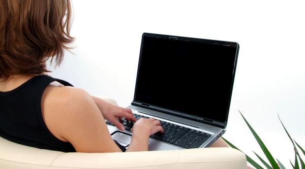 femeie 16 joburi concomitent fara munca