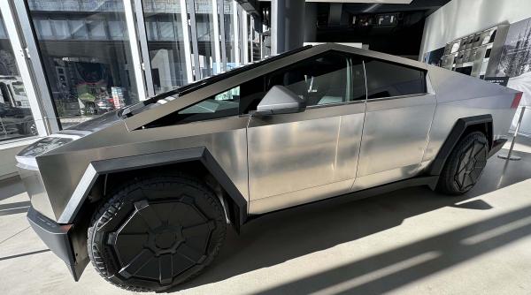 tesla rechemare service vehicule cybertruck