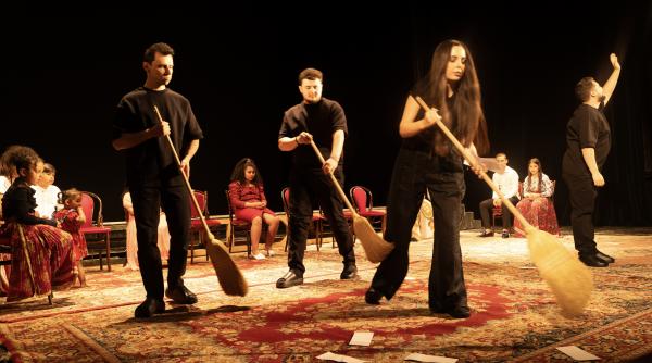 pata rat face primul pas pe scena repetitiile pentru spectacolul de opera waste side story in linie dreapta