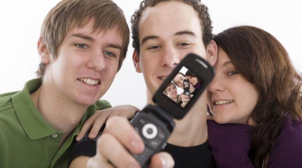 cat timp petrec romanii telefon