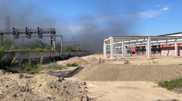 Incendiu puternic în Ploiești. O hală a luat foc și sunt degajări masive de fum. Un mesaj RO-Alert a fost emis