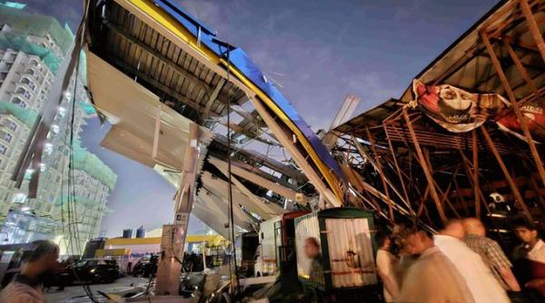 panou publicitar rasturnat furtuna ucis patru persoane