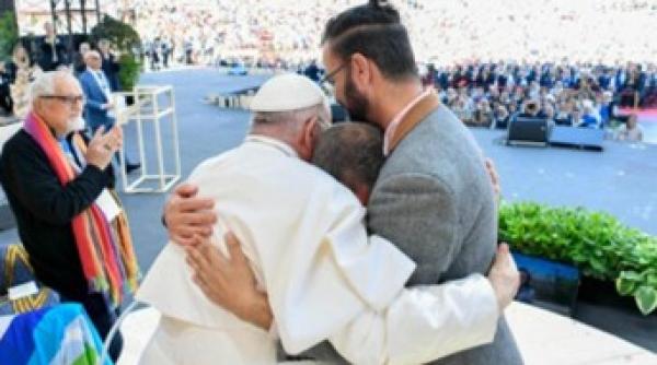 papa francisc imbratisat evreu palestinian toleranta