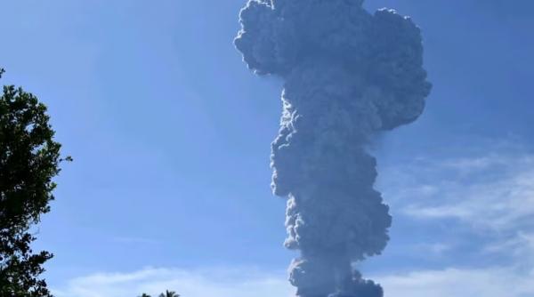 vulcan erupt spectaculos indonezia linia foc pacific