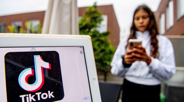 retele sociale fenomen copii adolescenti obezitate