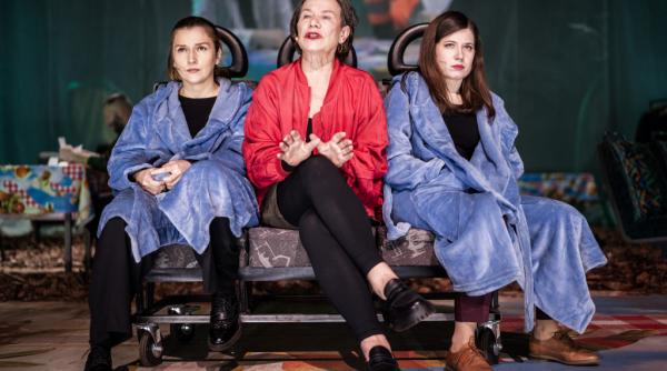 povestile bunicilor soptite fiicelor de mame la intalnirile teatrale varsoviene