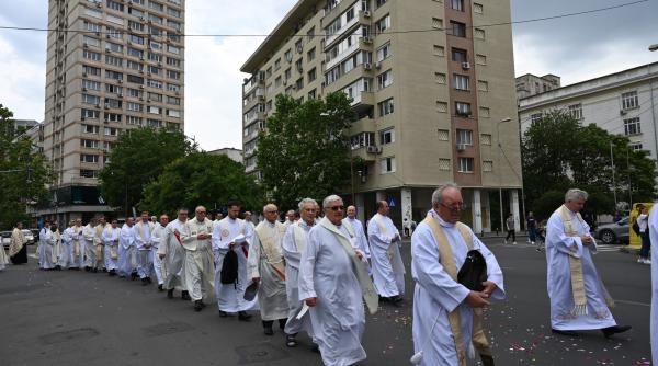 arhiepiscopia romano catolica de bucuresti organizeaza procesiunea cu preasfantul sacrament pe strazile din centrul capitalei