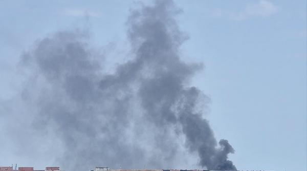 Un incendiu extrem de puternic a izbucnit la un centru comercial din Sectorul 5 al Capitalei. Au fost mobilizate 12 autospeciale de stingere