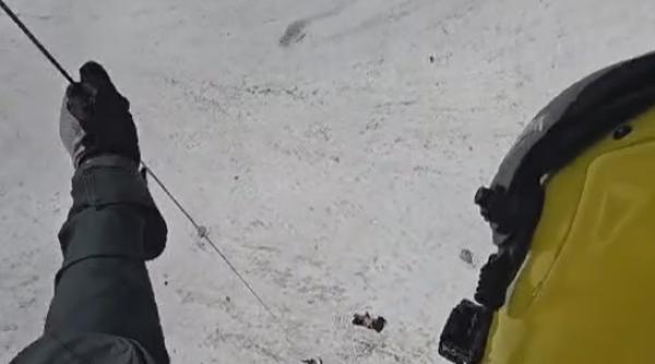 unguroaica de 17 ani salvata cu elicopterul din masivul retezat