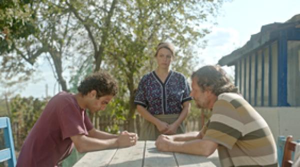 trei kilometri pana la capatul lumii semnat de emanuel parvu si prezentat in competitia oficiala anul acesta la cannes vine in cinematografe din 11 octombrie 2024