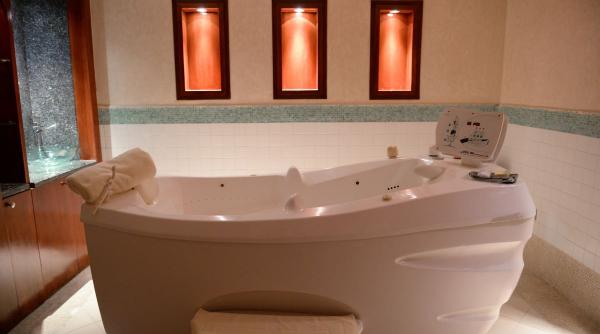 un turist a murit electrocutat intr o cada cu hidromasaj