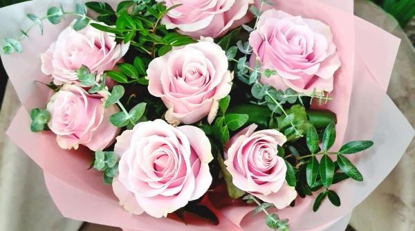 combinarea trandafirilor cu alte flori pentru a crea buchete de flori deosebite