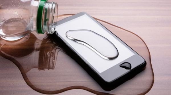 cum sa iti salvezi telefonul dupa ce l ai scapat in apa